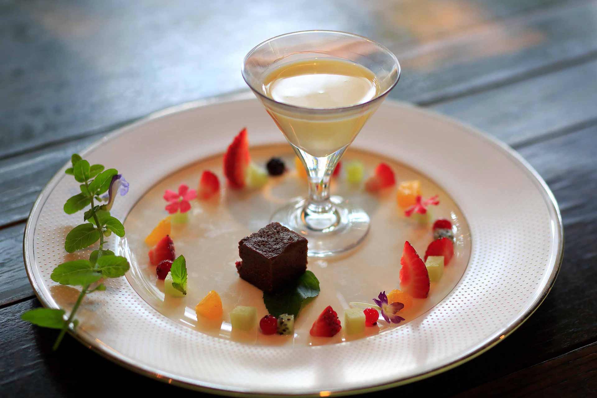 宝石のようなデザートをどうぞ